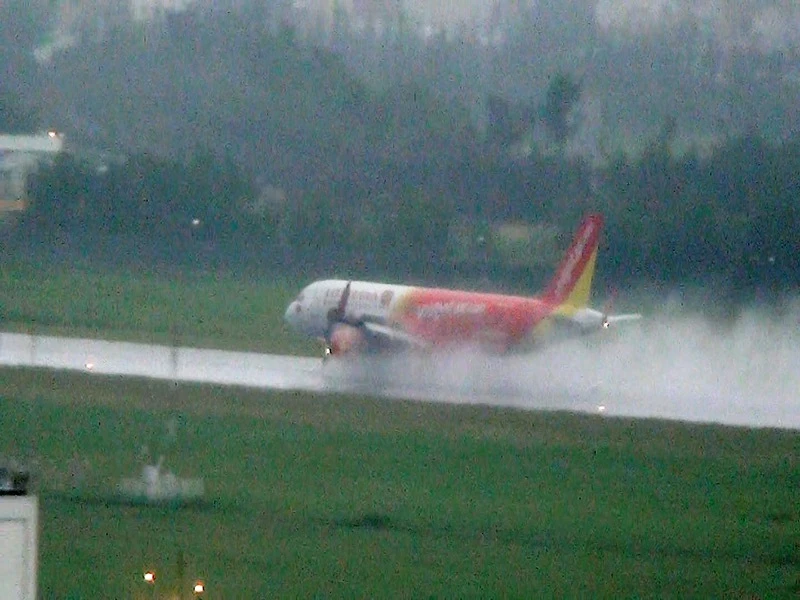 Mưa lớn, TP.HCM lại ngập nhiều nơi